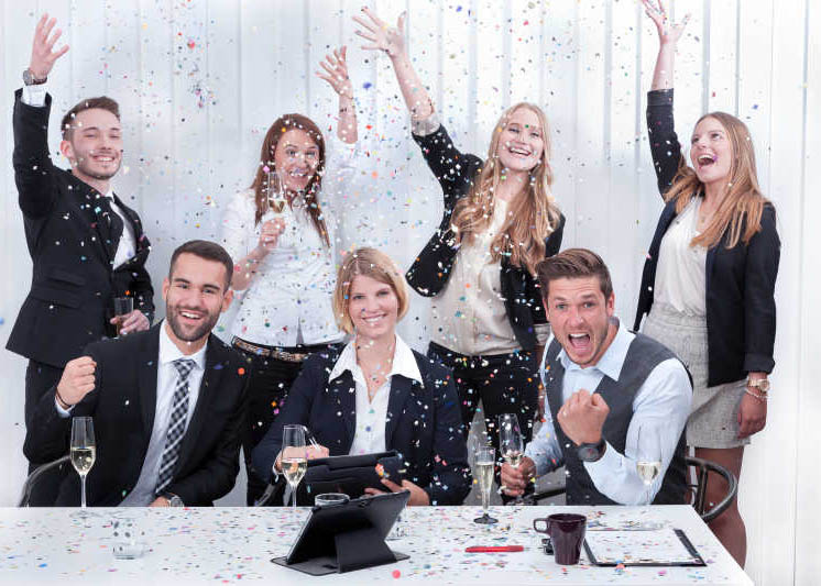 Junges Team feiert erfolgreichen Geschäftsabschluß